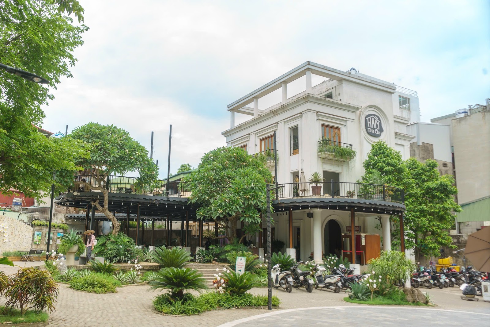 Hầm Trú Ẩn Cafe